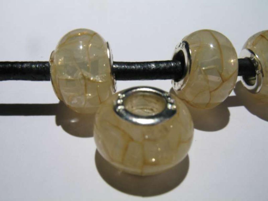 Bedel: geel, Handtassen en Accessoires, Bedels, Nieuw, Overige merken, Overige materialen, 2 of 3 bedels, Ophalen of Verzenden