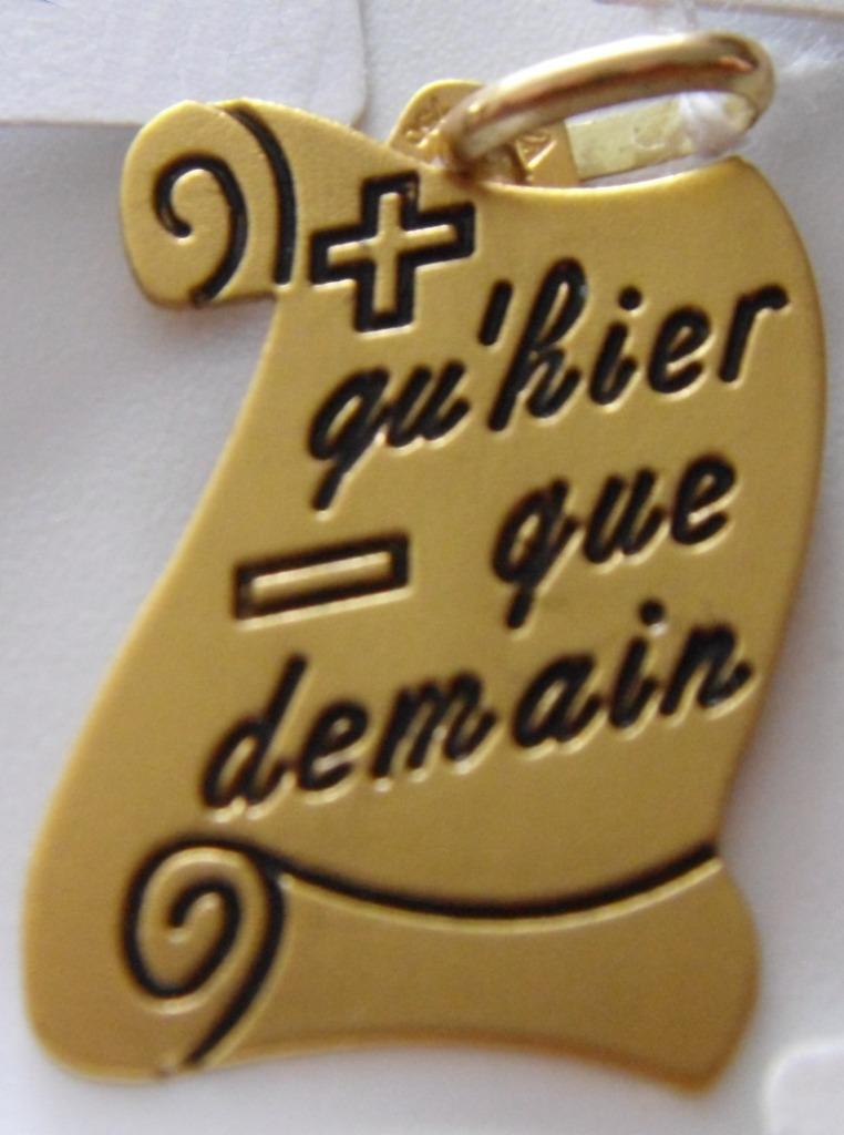 Pendentif parchemin or 18K AUGIS + qu'hier - que demain NEUF, Neuf, Enlèvement ou Envoi, Or, Autres représentations