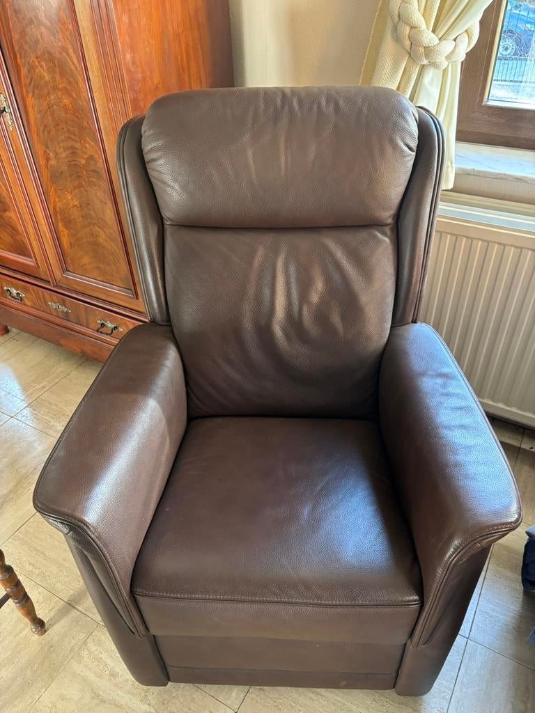 Bruine lederen 1 persoons zetel, Huis en Inrichting, Fauteuils, Ophalen, Zo goed als nieuw, Leer, Klassiek