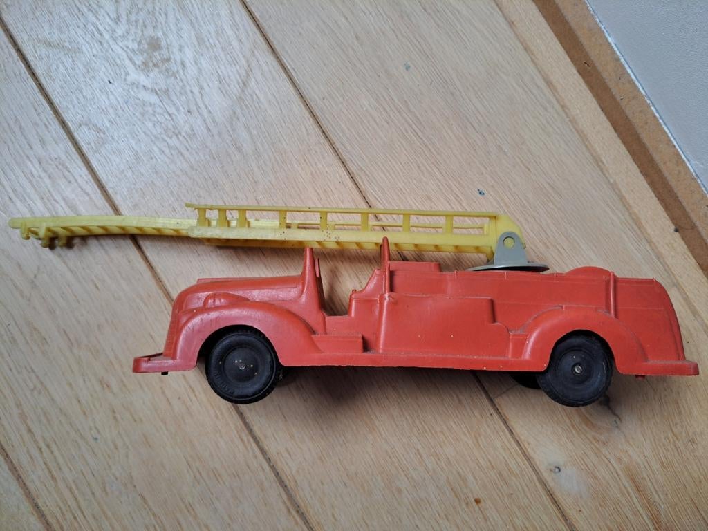 CAMION POMPIER plastique rouge 1950 Faire offre sur le site!, Antiquités & Art, Enlèvement