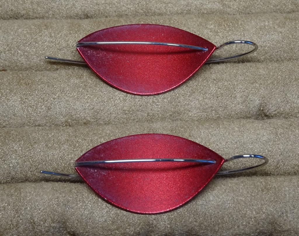 BOUCLES D'OREILLES "APERO PLUME", Bijoux, Sacs & Beauté, Enlèvement ou Envoi, Utilisé, Rouge