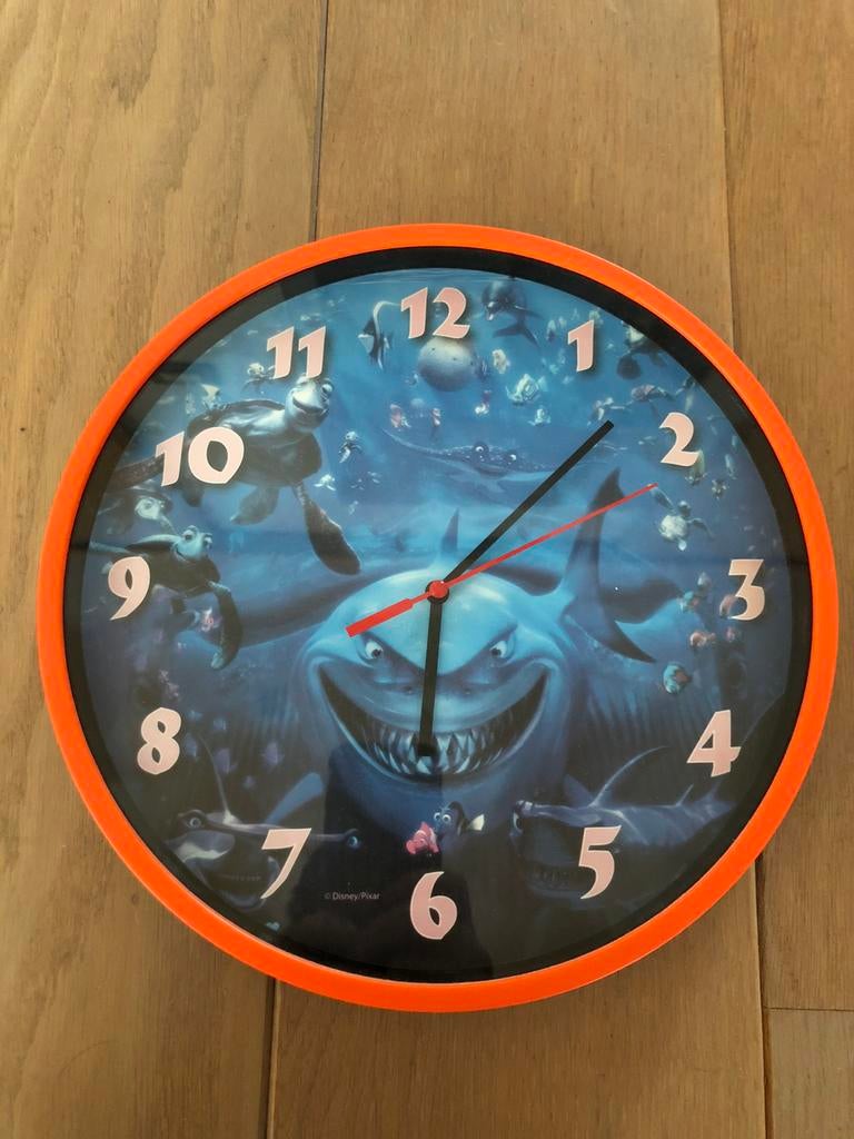 Wandklok ‘Finding Nemo’ met Bruce de haai+gratis drinkglas, Ophalen of Verzenden, Zo goed als nieuw, Analoog, Wandklok