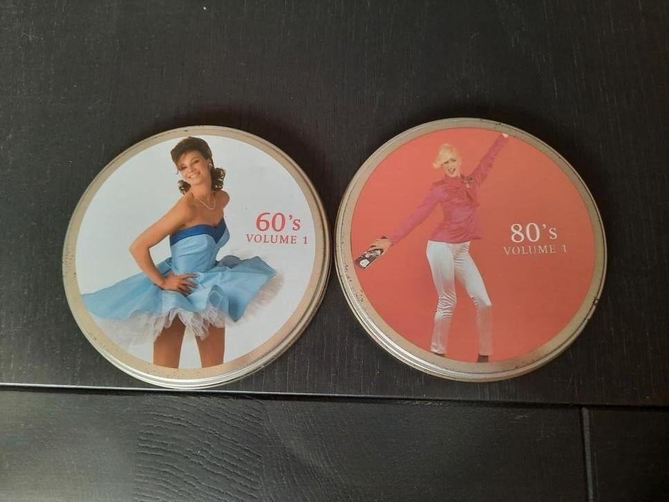 2 CD dans une boîte en fer blanc, jamais écoutés, CD & DVD, Enlèvement ou Envoi, Neuf, dans son emballage