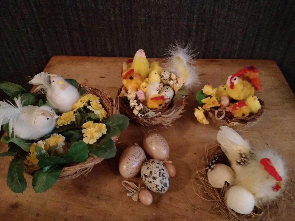 Poulets et poulets de Pâques vintage dans des paniers, Divers, Envoi, Utilisé