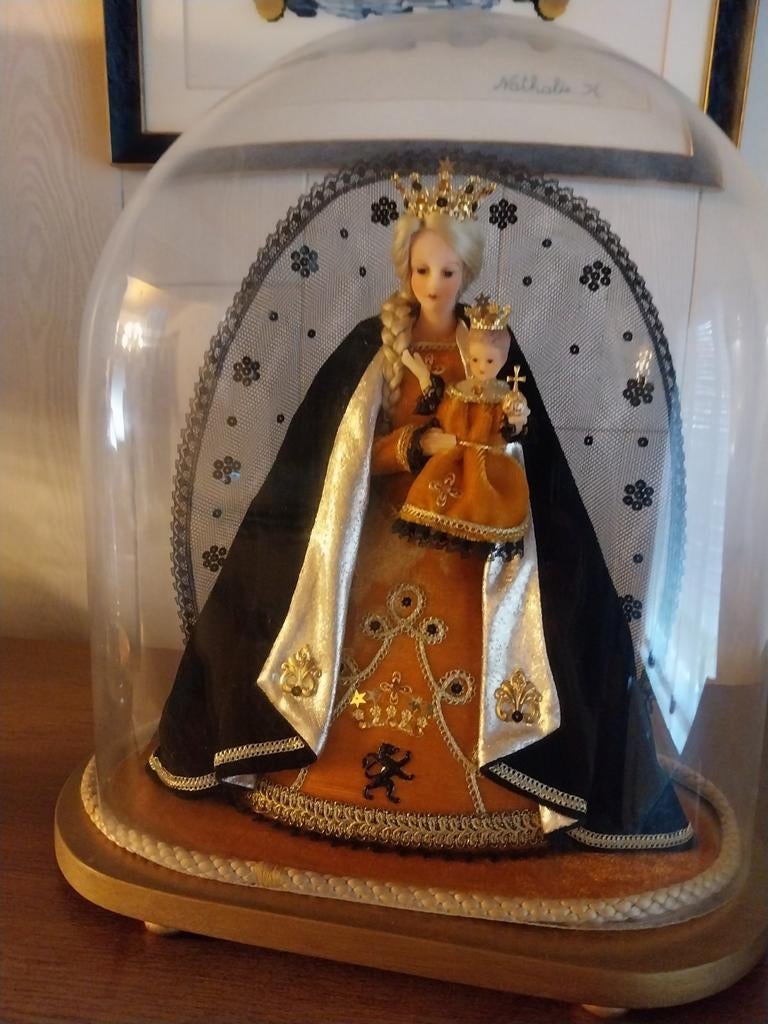 Lieve vrouw onder stolp, breed 35 cm hoog 40 cm, Antiek en Kunst, Ophalen