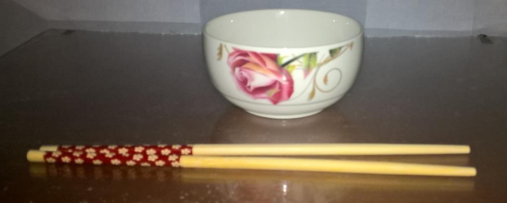 twee chinese eet kommetjes met bijhorende stokjes en doos, Overige typen, Ophalen of Verzenden, Zo goed als nieuw, Overige stijlen