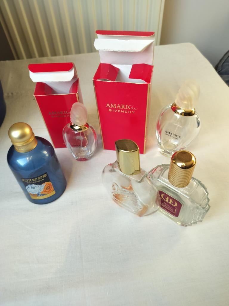 5 lege parfumflesjes, Enlèvement