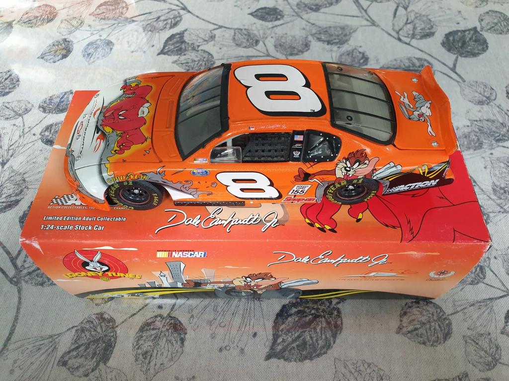 NASCAR 1/24 Chevrolet Dale Earnhardt Jr 2002 Looney Tunes, Ophalen of Verzenden, Zo goed als nieuw, Auto, Overige merken
