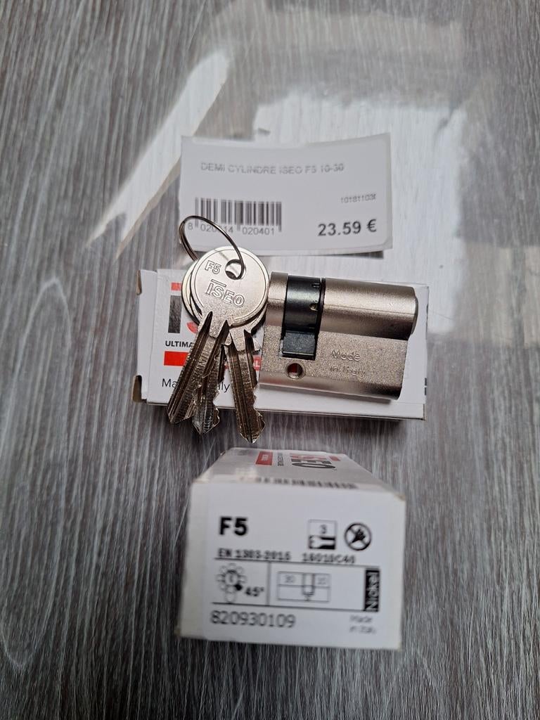Demi cylindre de garage 30/10 avec 3 clés iseo valeur 23.59€, Enlèvement, Neuf, Fer, Autres types