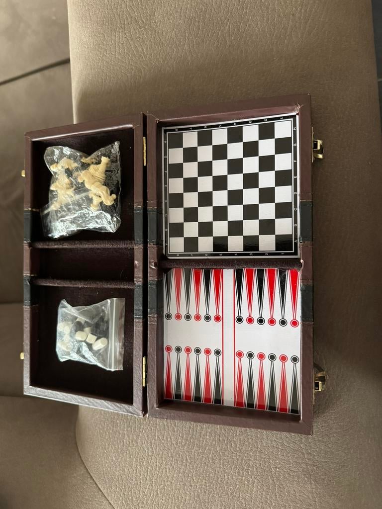 Jeu de dames dans une valise, Enlèvement, Comme neuf