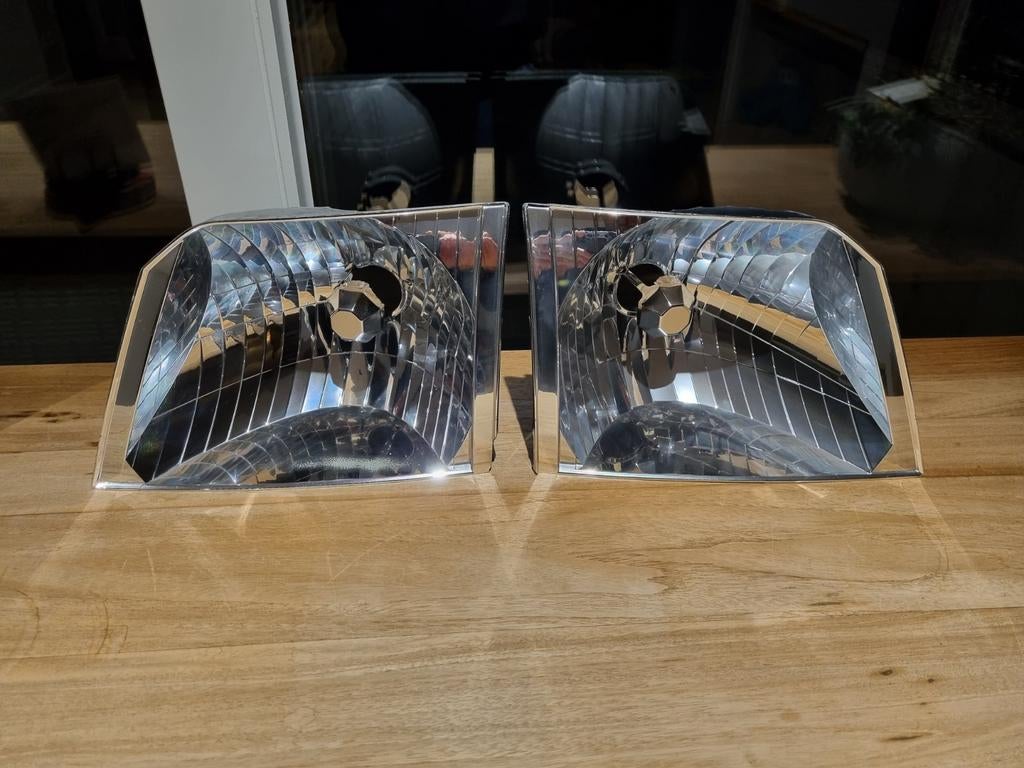 Koplampen van een land cruiser 90 serie als decoratie, Auto-onderdelen, Ophalen