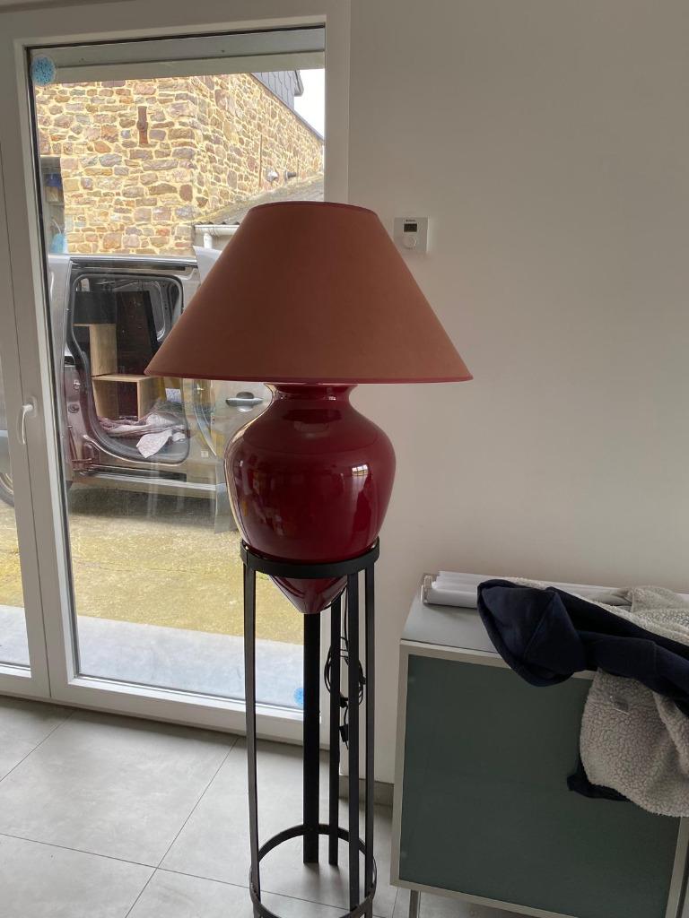 Lampadaire Bordeaux sur pied en fer forgé, Maison & Meubles, Lampes | Lampadaires, Utilisé, 100 à 150 cm, Verre, Métal, Tissus