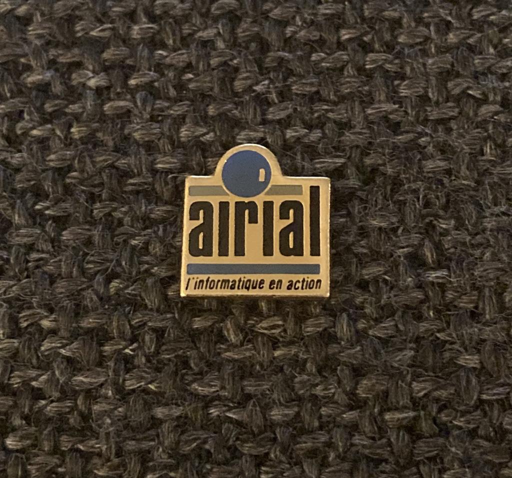 PIN - AIRIAL - L'INFORMATIQUE EN ACTION, Envoi, Utilisé, Marque, Insigne ou Pin's