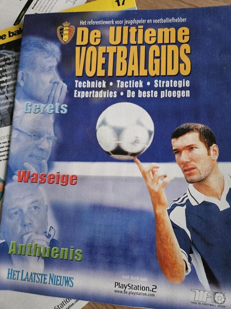 De ultieme voetbalgids (verzamelmap), Ophalen of Verzenden, 1980 tot heden, Tijdschrift