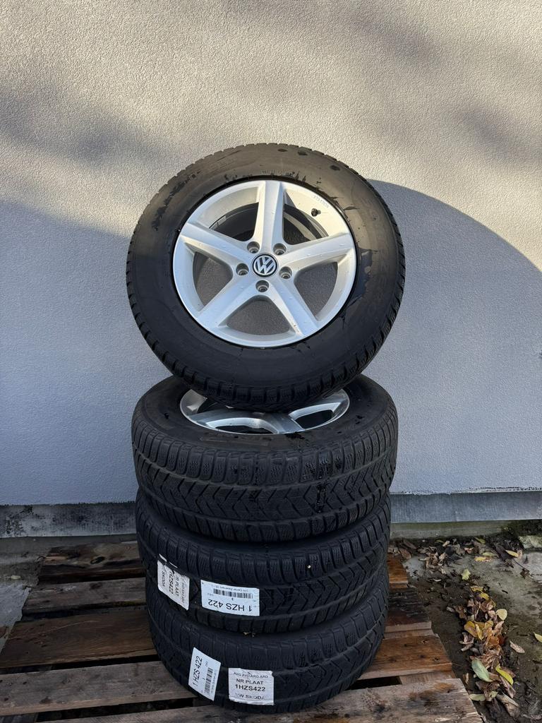 Pirelli 215/65 R16 velgen + winterbanden, Auto-onderdelen, Banden en Velgen, 16 inch, Banden en Velgen, Winterbanden, Ophalen