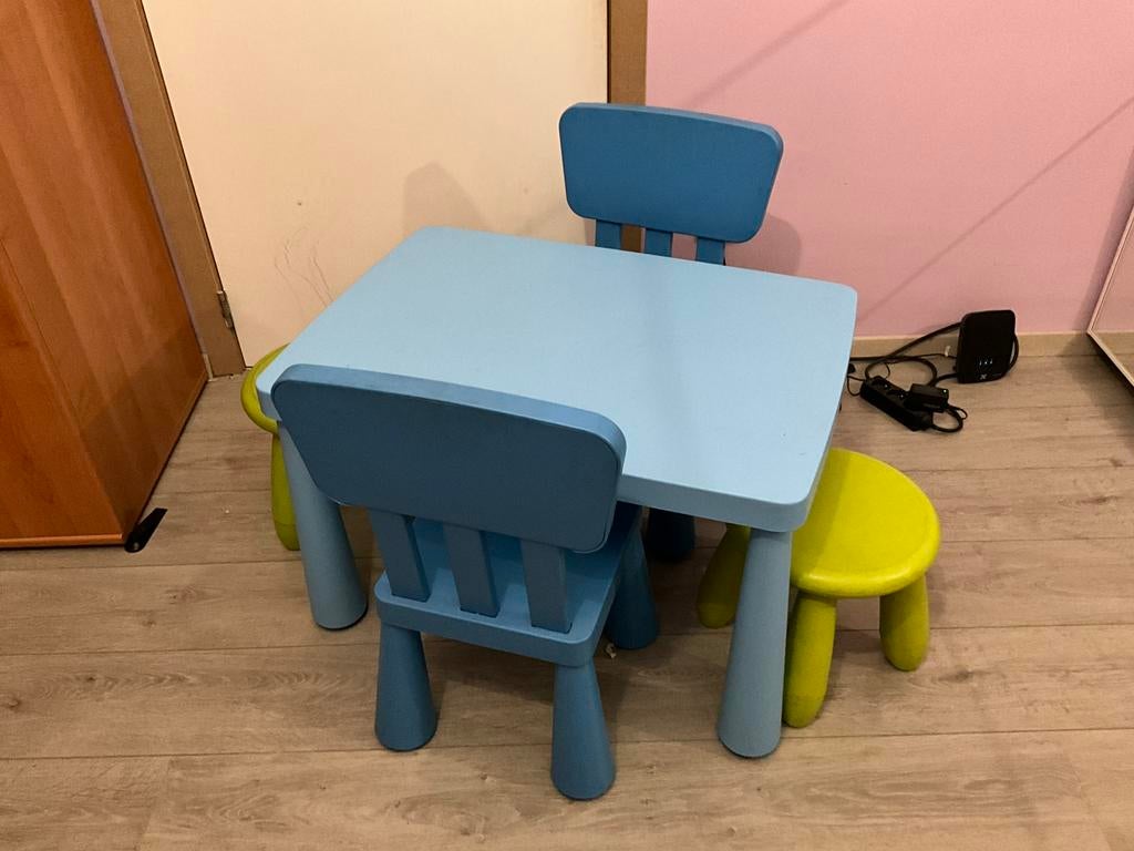 Ikea Blauwe Kindertafeltje, 2 blauwe stoel, 2 groene krukjes, Kinderen en Baby's, Kinderkamer | Tafels en Stoelen, Ophalen, Gebruikt