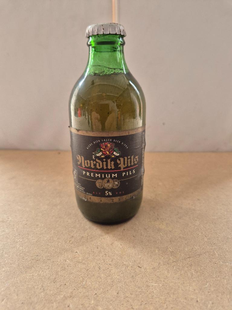Bouteille de bière Nordik Pils (modèle 1), Collections, Enlèvement ou Envoi, Utilisé, Bouteille(s), Autres marques