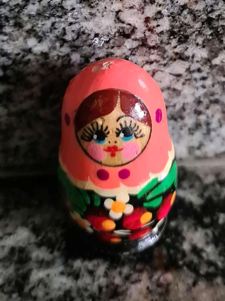 iemand die een kleine matroesjka mist? hoogte 4 cm, Antiek en Kunst, Curiosa en Brocante, Ophalen