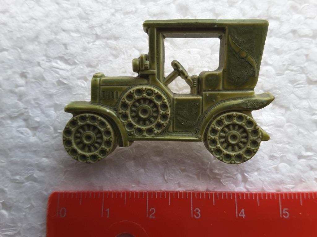 broche - breloque 31 x 46 mm motif vieille voiture vert kaki, Hobby & Loisirs créatifs, Couture & Fournitures, Neuf, Enlèvement ou Envoi