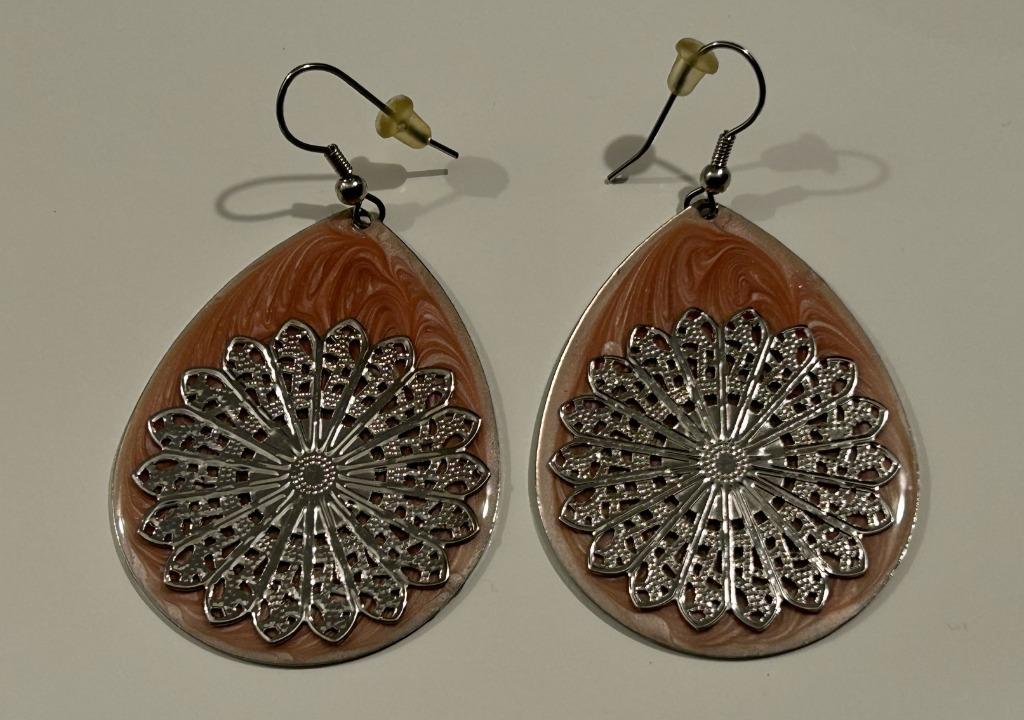Roze traanvormige oorbellen met zilverkleurig filigraanwerk, Bijoux, Sacs & Beauté, Boucles d'oreilles, Enlèvement ou Envoi, Neuf