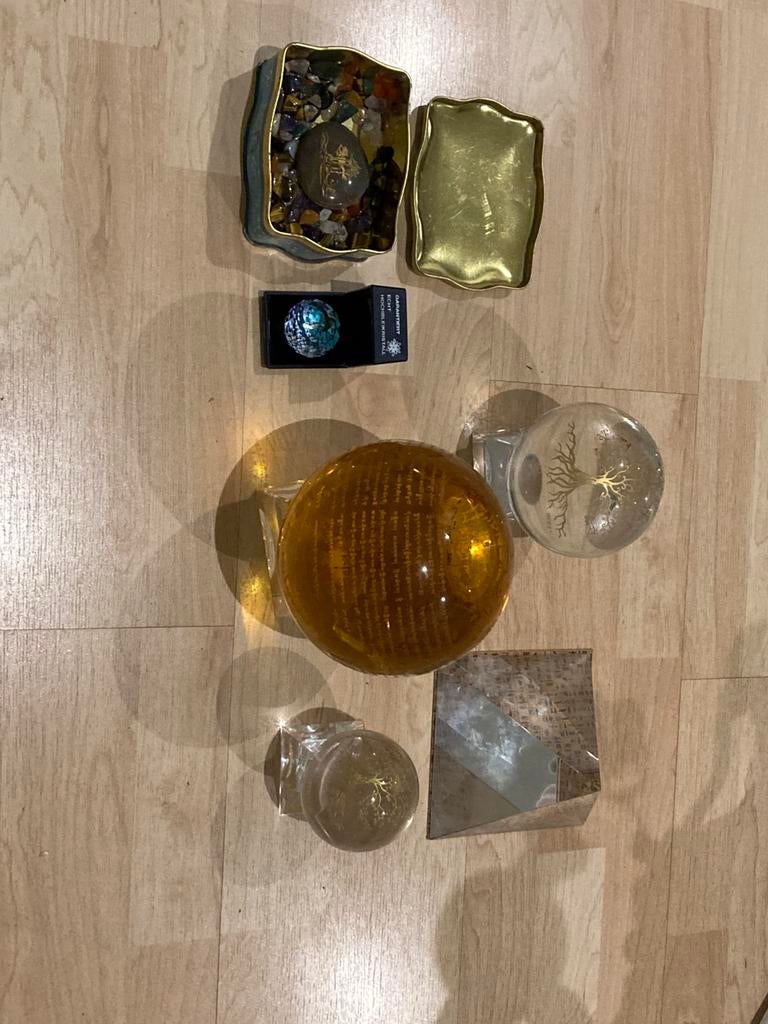 Decoratieve kristallen bollen & piramide – spirituele set, Antiquités & Art, Antiquités | Verre & Cristal, Enlèvement