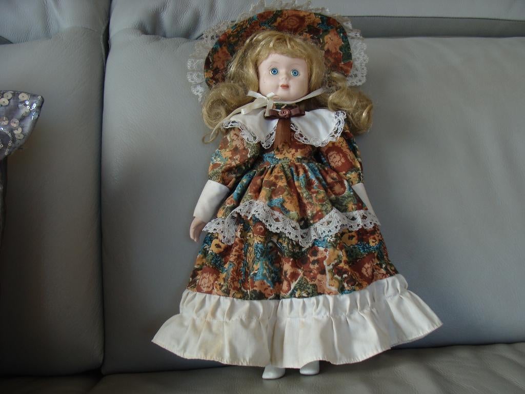 ancienne poupée en porcelaine et chiffon vintage, Collections, Poupées, Enlèvement ou Envoi, Comme neuf, Poupée