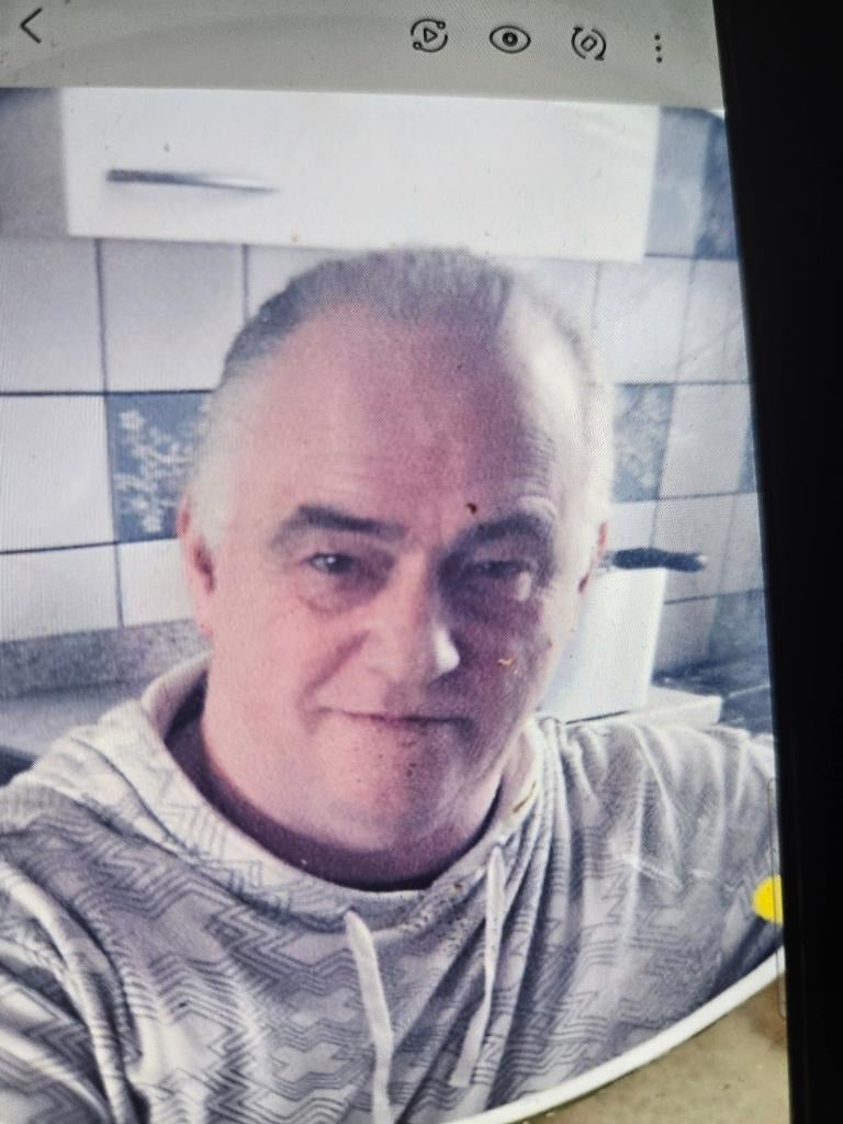 70 goed uitziende man zoek langs deze weg contact