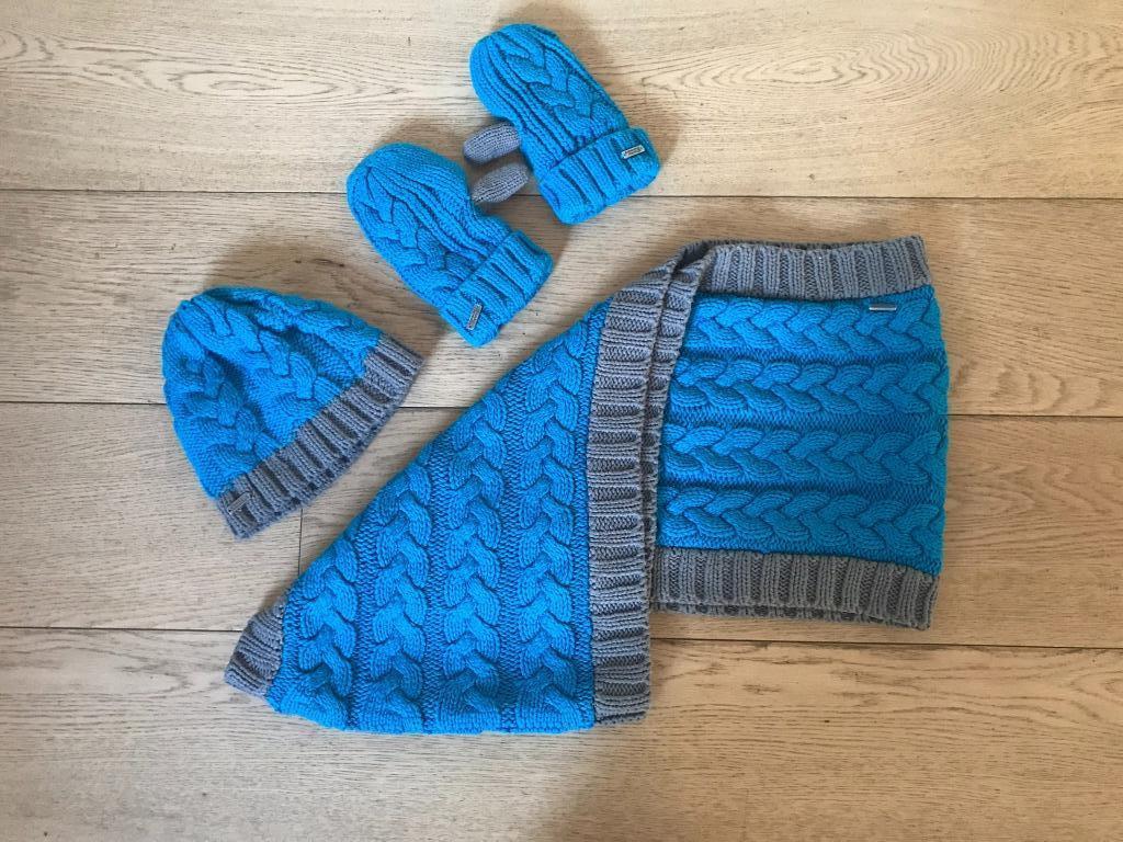 Ensemble écharpe, bonnet et gants 4FF Taille 2-8 ans, Enfants & Bébés, Vêtements enfant | Bonnets, Écharpes & Gants, Comme neuf