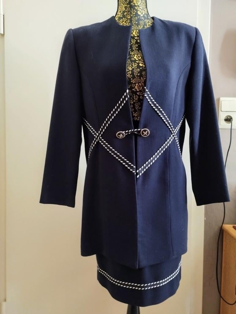 Tailleur jupe MODAS DELIA en bleu marine taille 42, Enlèvement, Comme neuf, Bleu
