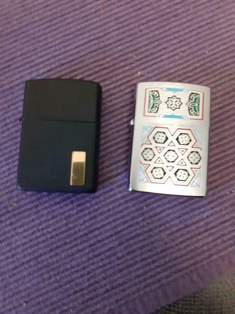 2 Zippos nieuw nog nooit gebruikt alleen de zwarte is nog, Enlèvement, Neuf, Briquet