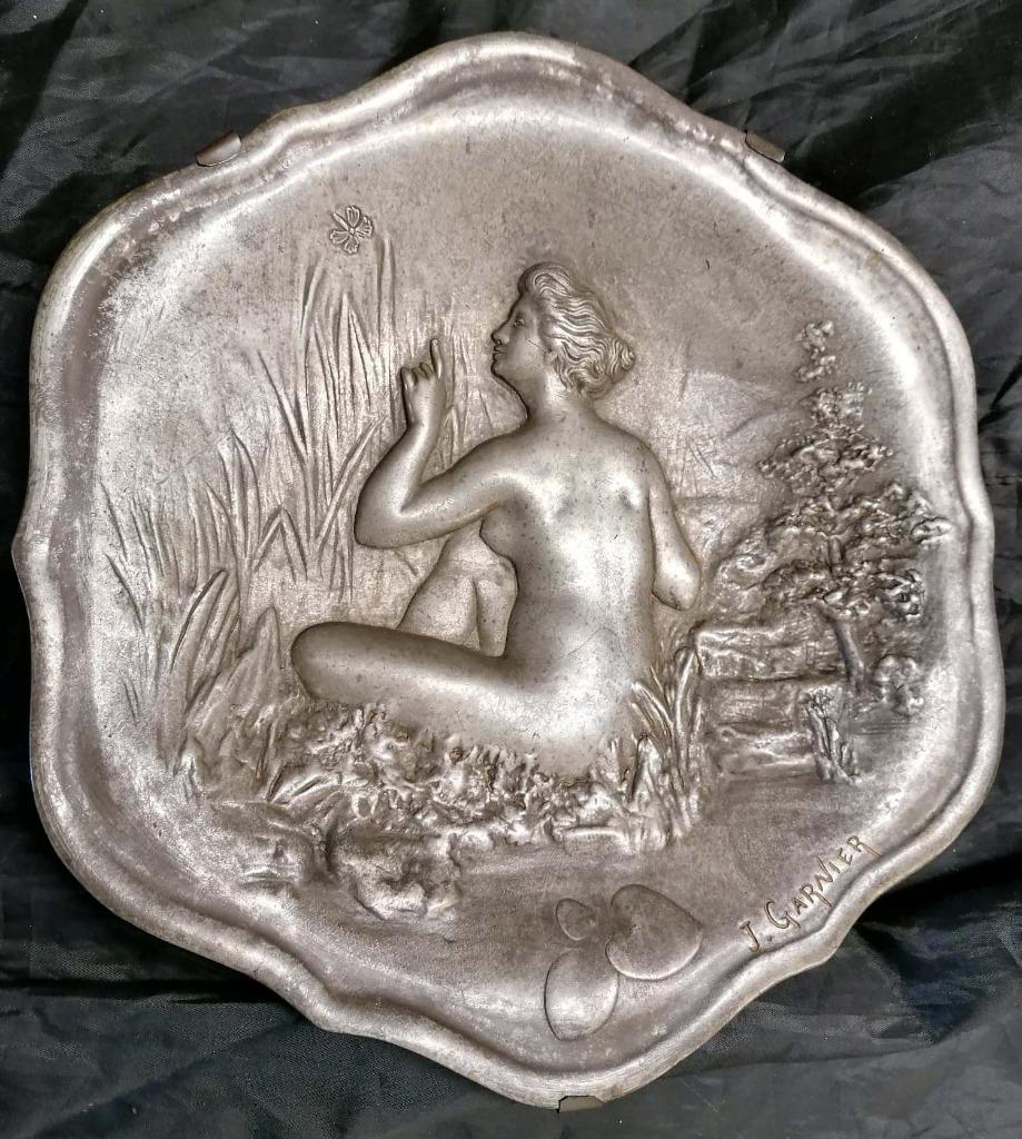 antieke tinnen schaal "naakte vrouw” gesigneerd J. Garnier, Antiek en Kunst, Antiek | Tin, Ophalen of Verzenden
