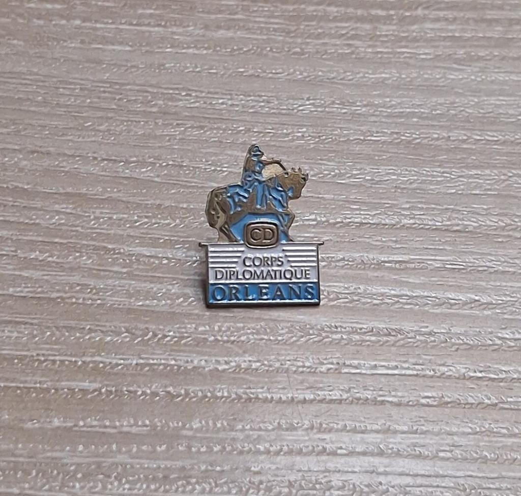 PIN - CORPS DIPLOMATIQUE - ORLEANS - TABAK - TABAC, Collections, Envoi, Utilisé, Marque, Insigne ou Pin's