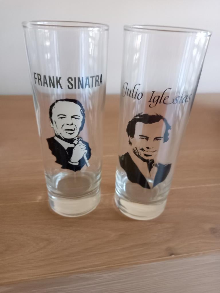 2 cocktail glazen met afbeelding  zangers, Verzamelen, Ophalen