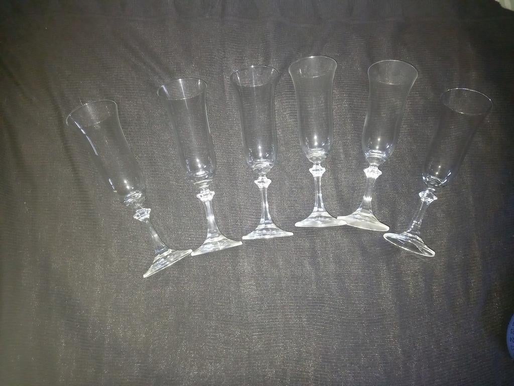 6 champagnefluiten, Zo goed als nieuw