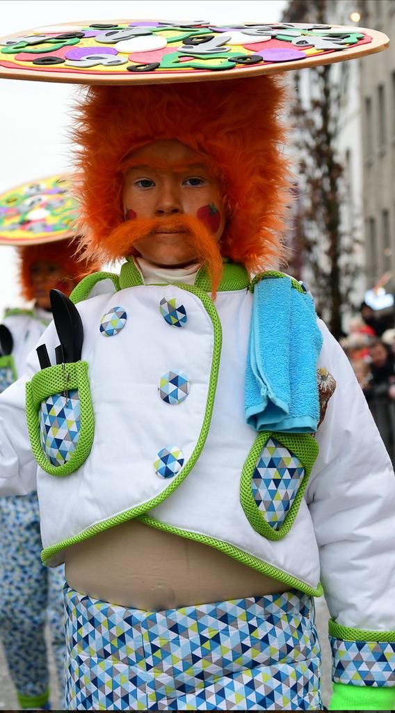Carnavals kostuum. En hoed in foam, Enlèvement