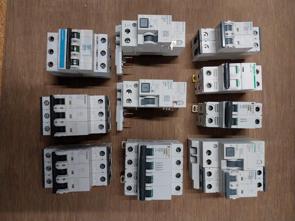 Diverse automaten, 1x4 , 3x2 polige differentieels., Ophalen, Zo goed als nieuw