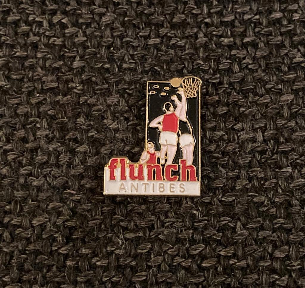PIN - FLUNCH - ANTIBES - BASKETBALL - BASKET - BASKETBAL, Envoi, Utilisé, Sport, Insigne ou Pin's