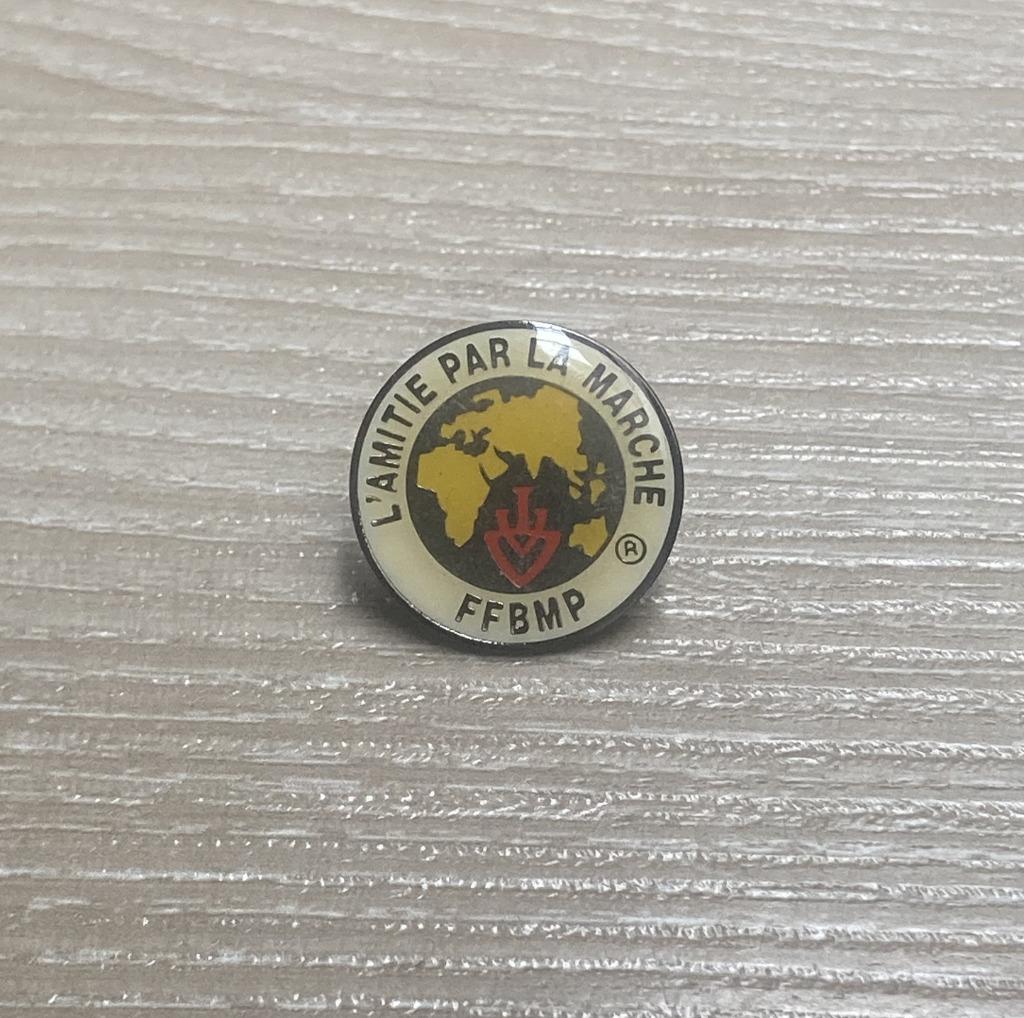 PIN - FFBMP - L'AMITIE PAR LA MARCHE, Verzenden, Gebruikt, Sport, Speldje of Pin