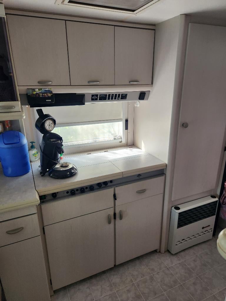 Caravan Hobby en collaboration avec l'auvent Levooz, Jusqu'à 4, 6 à 7 mètres, Coin salon convertible, Hobby