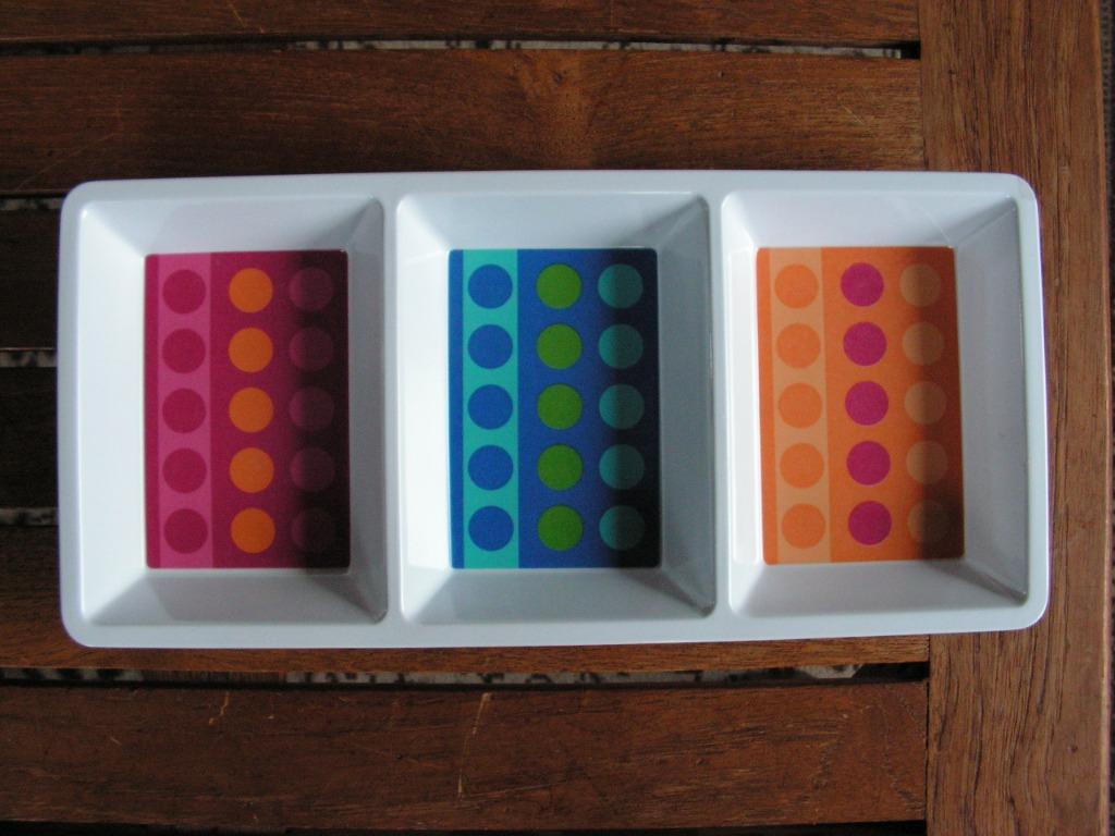 Joli plat en plastique avec 3 compartiments. (Noisettes,...), Enlèvement ou Envoi, Comme neuf, Rectangulaire, Synthétique