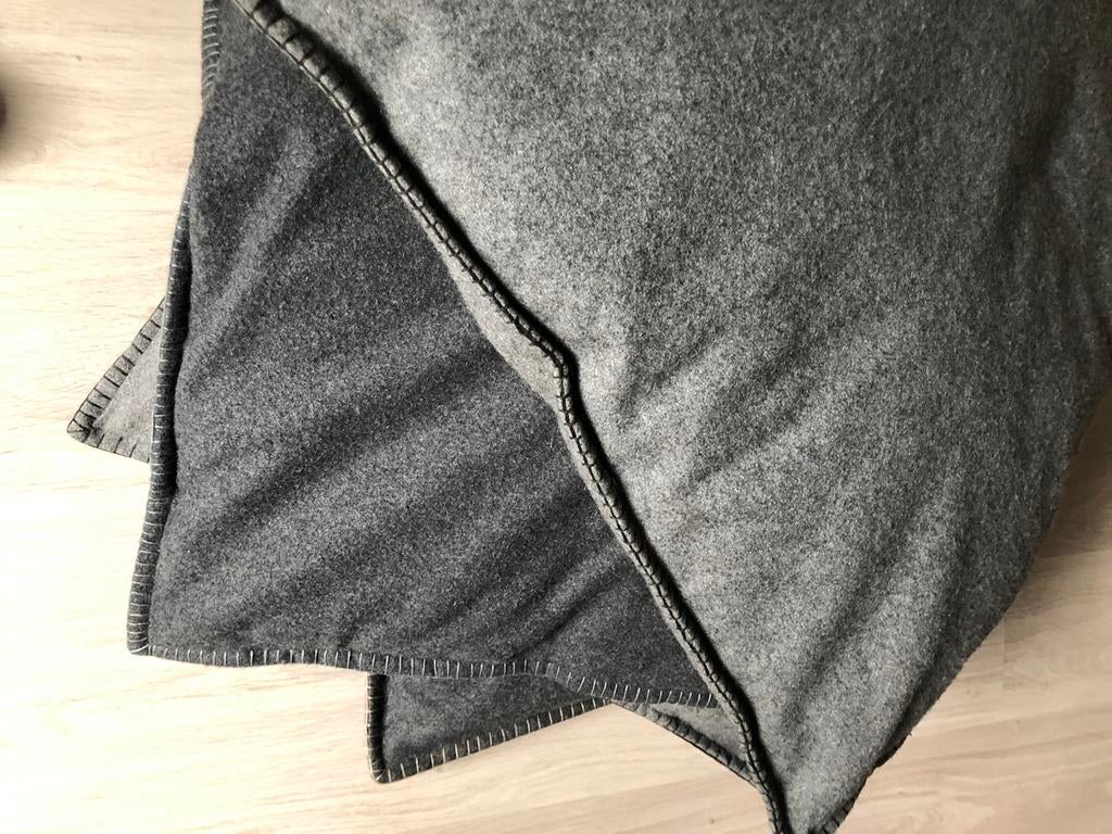 4 heel grote, dure, grijze vilten (sier)kussens - 70 cm, Huis en Inrichting, Ophalen of Verzenden, Zo goed als nieuw, Grijs, Vierkant