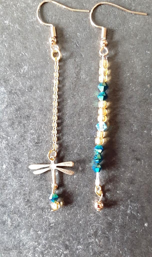 Te koop: Nieuw! Mooie turqoize/goud oorbellen assymetrisch, Bijoux, Sacs & Beauté, Boucles d'oreilles, Neuf, Enlèvement, Autres matériaux