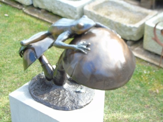 grenouille en bronze sur champignons , jet d eau ..., Enlèvement, Neuf, Autres matériaux, Fontaine