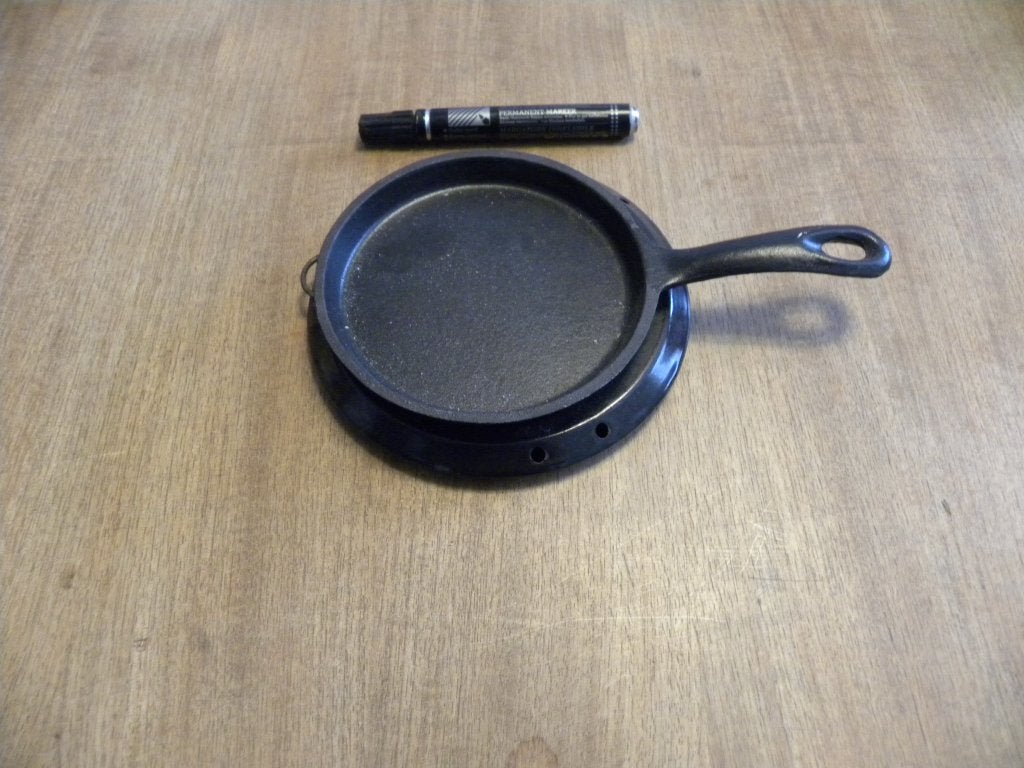 heel kleine koekenpan met een warm houd plaatje antie aanbak, Huis en Inrichting, Ophalen, Zo goed als nieuw, Gietijzer, Koekenpan of Braadpan