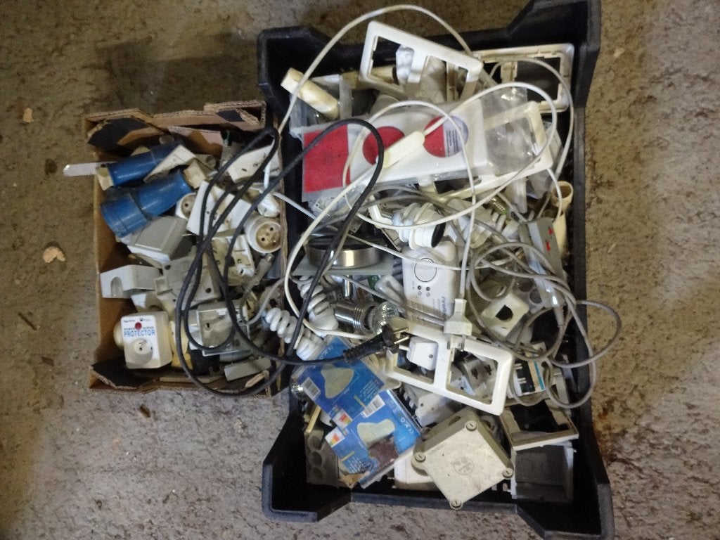 electricité . lot voir scan. Prises. Plaques . Boites, Bricolage & Construction, Enlèvement, Utilisé, Autres types