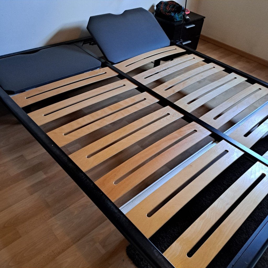 Bed met lattenbodem + matras, Huis en Inrichting, Ophalen, Verstelbaar, Zwart, Zo goed als nieuw