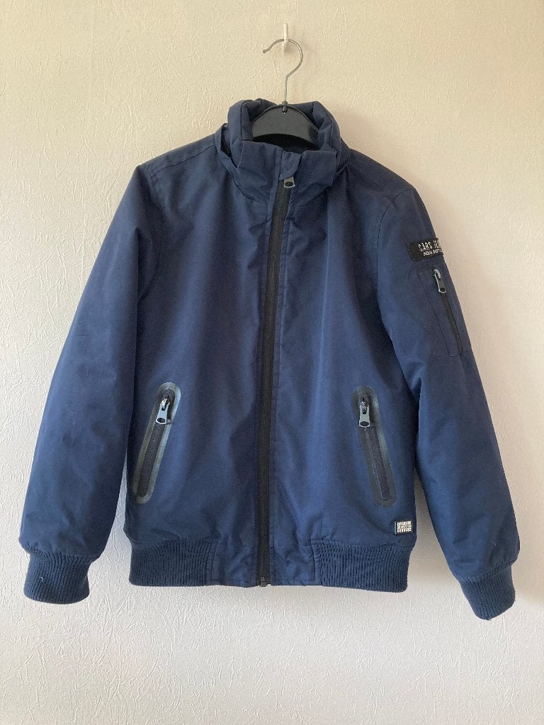 Donkerblauwe wintervest met rits, afn. muts, Cars Jeans, 140, Kinderen en Baby's, Kinderkleding | Maat 140, Ophalen of Verzenden