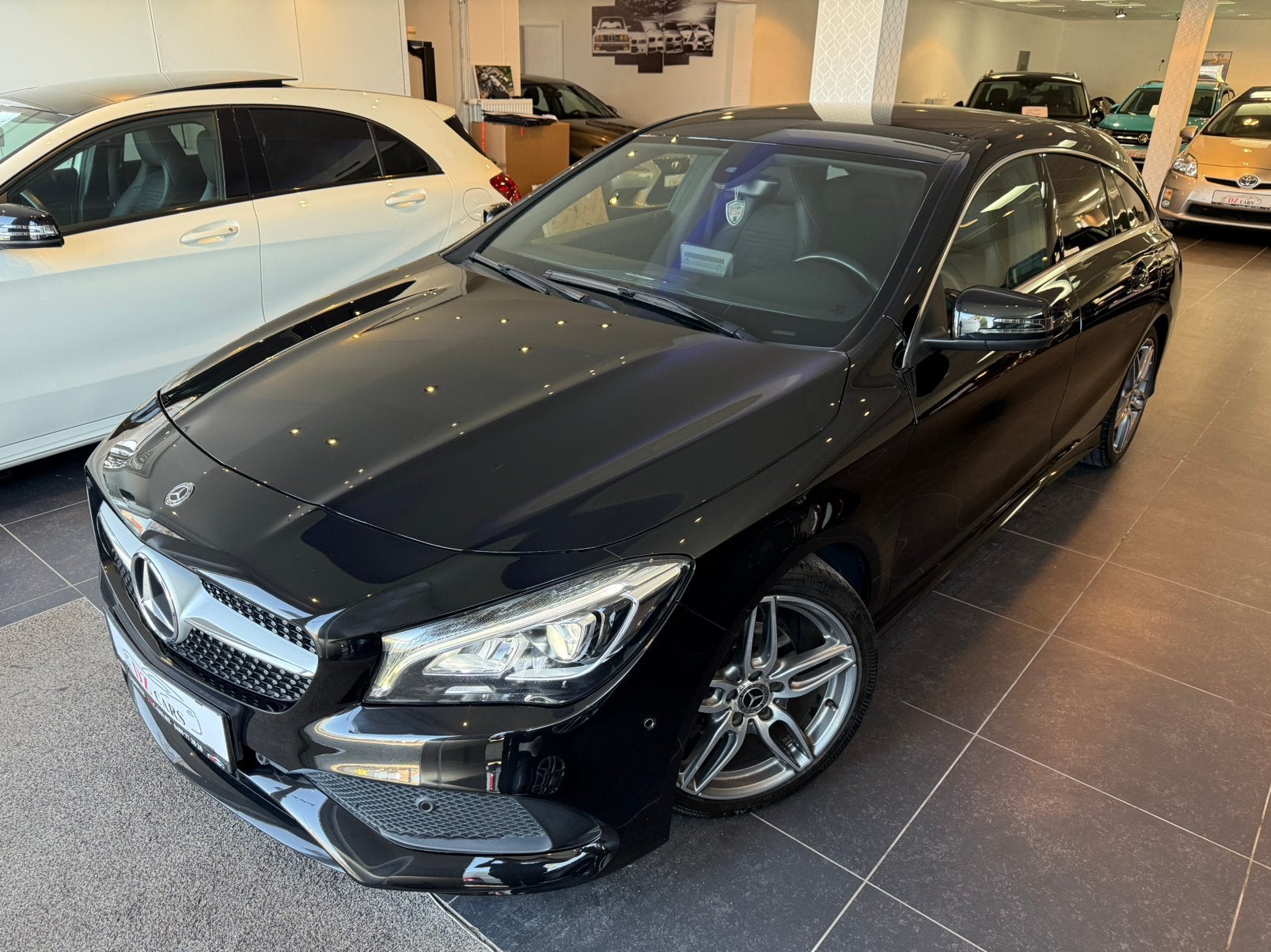 MERCEDES CLA 180 PACK-AMG 122CV |NAVI | CAMÉRA | KEY LESS |, Autos, Euro 6, Entreprise, Entretenue par le concessionnaire, Noir