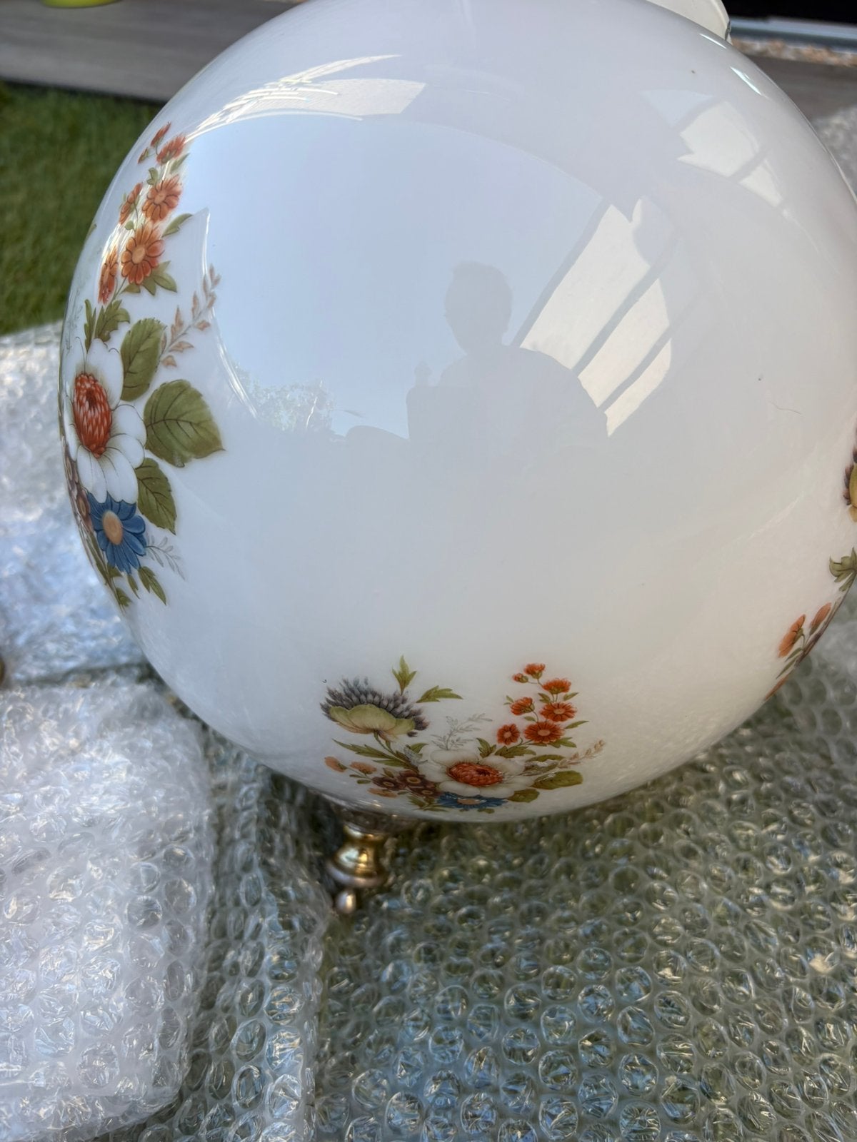 Ancienne lampe à globe en porcelaine décor floral, Antiek en Kunst, Ophalen