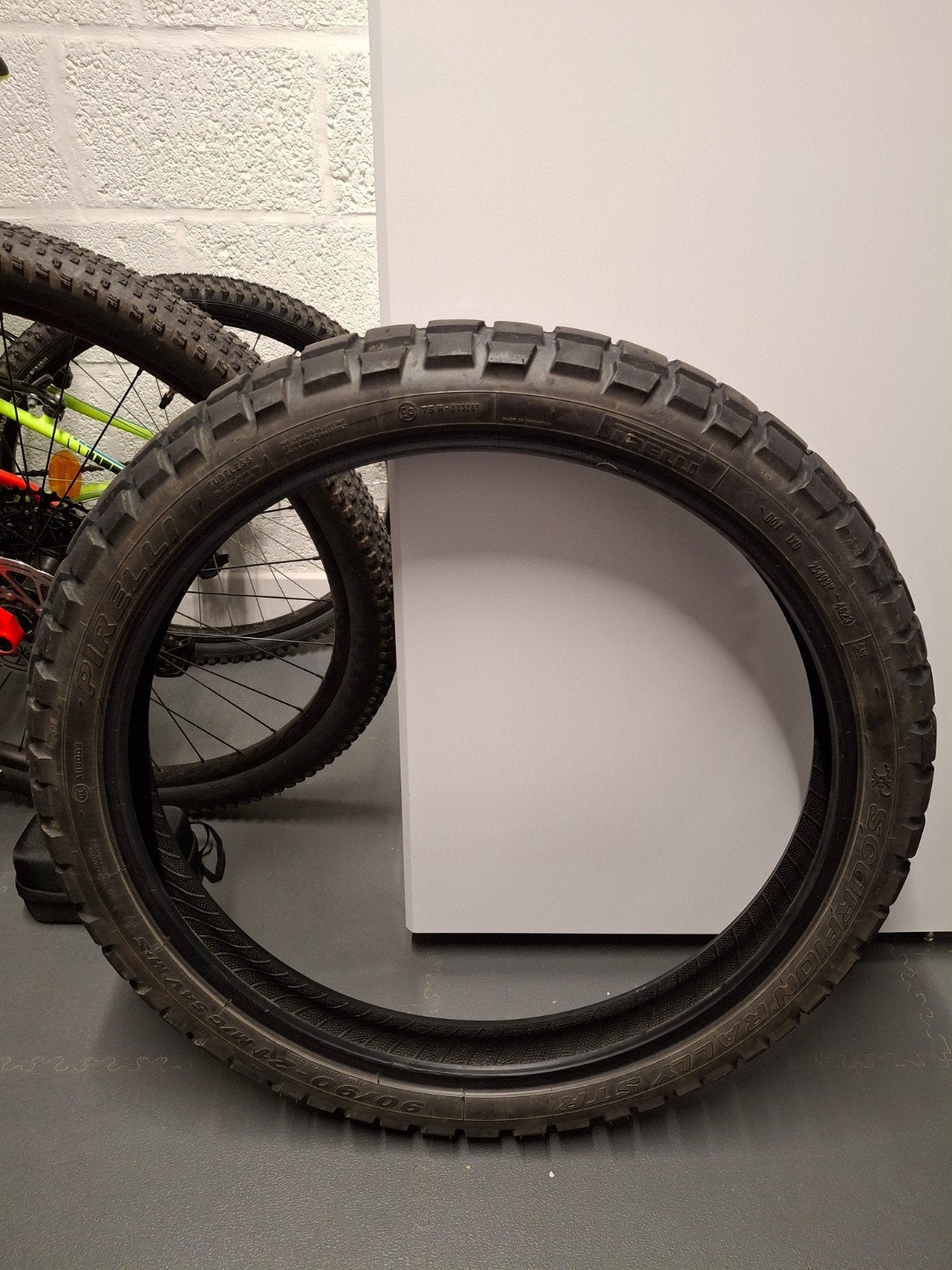 Pneu avant Pirelli Scorpion STR 90/90-21, Motos, Enlèvement